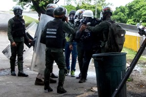 GNB le robó el bolso a un joven durante represión en Altamira #14Jun