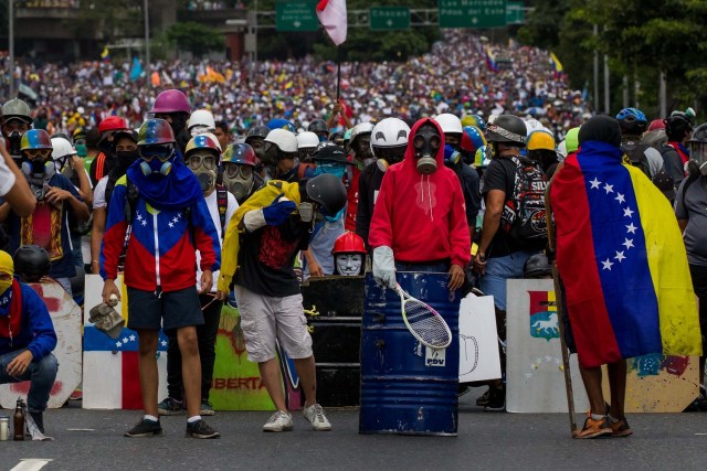 CAR124- CARACAS (VENEZUELA), 31/05/2017 - Cientos de personas participan en una manifestación opositora hoy, miércoles 31 de mayo de 2017, en Caracas (Venezuela). La Guardia Nacional Bolivariana (GNB, policía militarizada) de Venezuela impidió hoy con chorros de agua y gases lacrimógenos que la marcha convocada por la oposición llegara hasta la Cancillería, ubicada en el centro de Caracas. EFE/MIGUEL GUTIÉRREZ