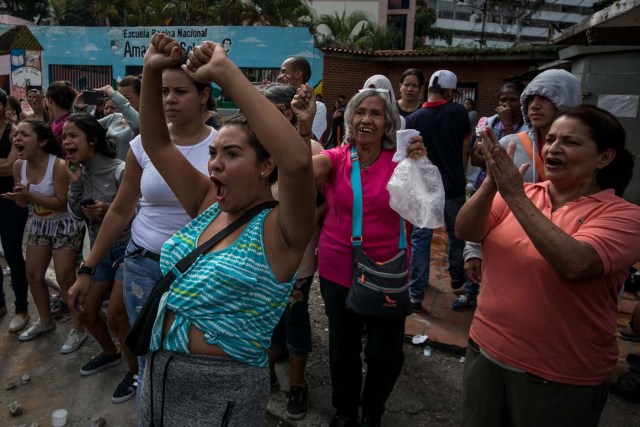 CAR12 - CARACAS (VENEZUELA), 02/06/2017 - Un grupo de personas participa en una manifestación hoy, viernes 02 de junio de 2017, en Caracas (Venezuela). Los habitantes del populoso barrio de La Vega, ubicado en el oeste de Caracas, madrugaron hoy para protestar por la escasez de alimentos, mientras que las calles aledañas al canal estatal VTV en el este de la ciudad fueron cerradas por organismos de seguridad para evitar la llegada de manifestantes. EFE/MIGUEL GUTIÉRREZ