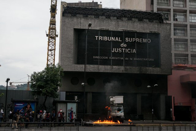 CAR031 CARACAS (VENEZUELA), 07/06/2017.- Vista de un camión quemado durante una manifestación hoy, miércoles 7 de junio de 2017, en Caracas (Venezuela). Agentes de la fuerza pública venezolana dispersaron hoy con gases lacrimógenos varias de las manifestaciones convocadas en el país por la oposición hacia las sedes del Poder Electoral para protestar por el eventual cambio de Constitución que impulsa el Gobierno. EFE/MIGUEL GUTIÉRREZ