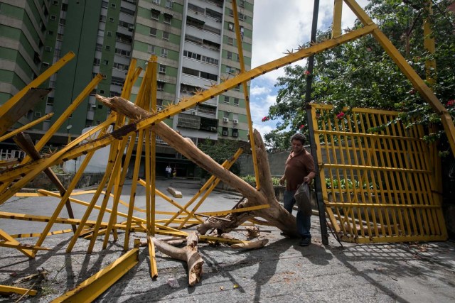 CAR01. CARACAS (VENEZUELA), 14/06/2017.- Vista de la entrada destruida, de las residencias Los Verdes hoy, miércoles 14 de junio de 2017, en Caracas (Venezuela). El oeste de Caracas fue sacudido anoche por la policía militarizada en un operativo que terminó, según el Gobierno venezolano, con la detención de 23 "terroristas" mientras que opositores aseguran hoy que se trató de una acción "terrible" en la que funcionarios causaron destrozos materiales y dispararon a mascotas. EFE/Miguel Gutiérrez