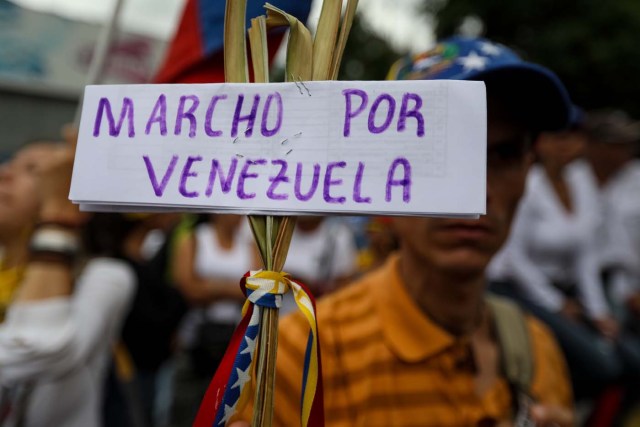 CAR01. CARACAS (VENEZUELA), 17/06/2017.- Cientos de personas participan en una manifestación hoy, sábado 17 de junio de 2017, en Caracas (Venezuela). La oposición venezolana reunida en la Mesa de la Unidad Democrática (MUD) realiza hoy una manifestación religiosa con la que orará por la paz, rendirá homenaje a los fallecidos durante la ola de protestas que se desarrolla en el país y para pedir la libertad de los detenidos en esos escenarios. EFE/Miguel Gutiérrez