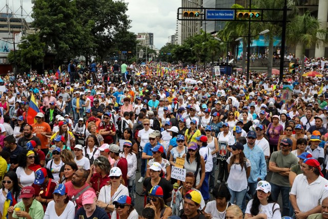 CAR01. CARACAS (VENEZUELA), 17/06/2017.- Cientos de personas participan en una manifestación hoy, sábado 17 de junio de 2017, en Caracas (Venezuela). La oposición venezolana reunida en la Mesa de la Unidad Democrática (MUD) realiza hoy una manifestación religiosa con la que orará por la paz, rendirá homenaje a los fallecidos durante la ola de protestas que se desarrolla en el país y para pedir la libertad de los detenidos en esos escenarios. EFE/Miguel Gutiérrez