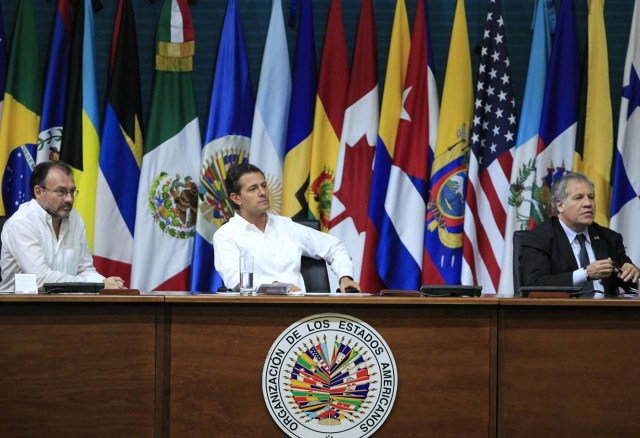 MEX24 CANCÚN (MÉXICO), 19/06/2017.- El presidente de México, Enrique Peña Nieto (c); el secretario de Relaciones Exteriores de México, Luis Videgaray (i), y el secretario general de la OEA, Luis Almagro (d), participan hoy, lunes 19 de junio de 2017, en la inauguración de la 47 Asamblea General de la Organización de Estados Americanos (OEA), en Cancún, en el estado de Quintana Roo (México). El lema oficial de la Asamblea es "Fortaleciendo el diálogo y la concertación para la prosperidad", y en la cita se celebrarán una serie de diálogos en los que se abordarán temas como la migración o los derechos de los pueblos indígenas. No obstante, el asunto de fondo, que definirá la cita y ha protagonizado la primera jornada, es la posición de la región en torno a Venezuela. EFE/Mario Guzmán