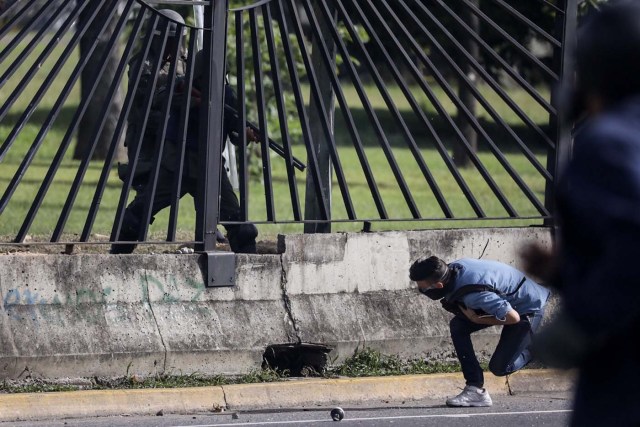 VEN02. CARACAS (VENEZUELA), 22/06/2017.- El joven David José Vallenilla (d), de 22 años, recibe un disparo de un miembro de la Guardia Nacional Bolivariana (GNB) hoy, jueves 22 de junio de 2017, en las inmediaciones de la bases aérea militar La Carlota, en Caracas (Venezuela). El Ministerio Público (MP) de Venezuela informó hoy del fallecimiento de Vallenilla, que recibió un disparo durante una manifestación opositora en Caracas. Con este deceso la Fiscalía cuenta 75 fallecidos según los datos corregidos y actualizados del organismo en sus informes sobre la oleada de protestas que inició el pasado 1 de abril en el país. EFE/Miguel Gutiérrez