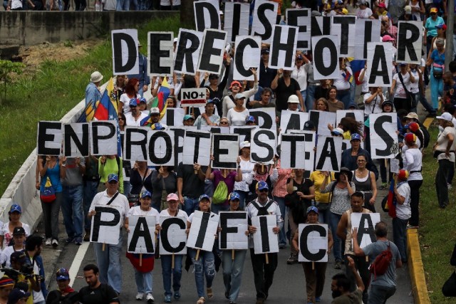 CAR25. CARACAS (VENEZUELA), 24/06/2017.- Cientos de personas participan en una manifestación denominada "Venezuela le da un mensaje a la FAN (Fuerza Armada)" hoy, sábado 24 de junio de 2017, en Caracas (Venezuela). La oposición venezolana se moviliza hoy hasta las bases militares en Caracas y varios estados del país, mientras el chavismo marcha para conmemorar los 196 años de la Batalla de Carabobo, una acción militar decisiva en la independencia del país caribeño, y por el Día del Ejército Bolivariano. EFE/Miguel Gutiérrez