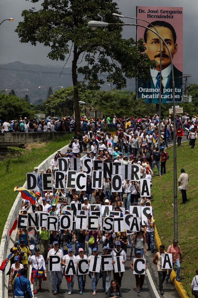 CAR26. CARACAS (VENEZUELA), 24/06/2017.- Cientos de personas participan en una manifestación denominada "Venezuela le da un mensaje a la FAN (Fuerza Armada)" hoy, sábado 24 de junio de 2017, en Caracas (Venezuela). La oposición venezolana se moviliza hoy hasta las bases militares en Caracas y varios estados del país, mientras el chavismo marcha para conmemorar los 196 años de la Batalla de Carabobo, una acción militar decisiva en la independencia del país caribeño, y por el Día del Ejército Bolivariano. EFE/Miguel Gutiérrez
