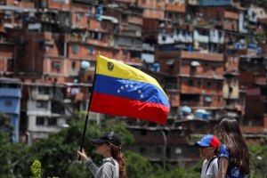 GNB reprime a manifestantes en la Petare-Santa Lucía #26Jun (Video y Fotos)