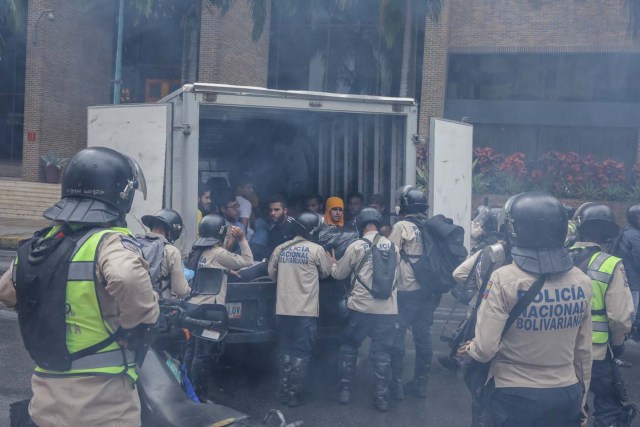 CAR120. CARACAS (VENEZUELA), 29/06/2017.- Agentes de la Policía Nacional Bolivariana detienen a manifestantes durante una marcha hacia la sede del Poder Electoral hoy, jueves 29 de junio de 2017, en Caracas (Venezuela). Diputados de la oposición venezolana denunciaron hoy que las fuerzas del orden reprimieron con perdigones y bombas lacrimógenas una marcha ciudadana a la sede del Poder Electoral para mostrar su rechazo al proceso constituyente activado por el Gobierno para elaborar una nueva Carta Magna. EFE/Miguel Gutiérrez
