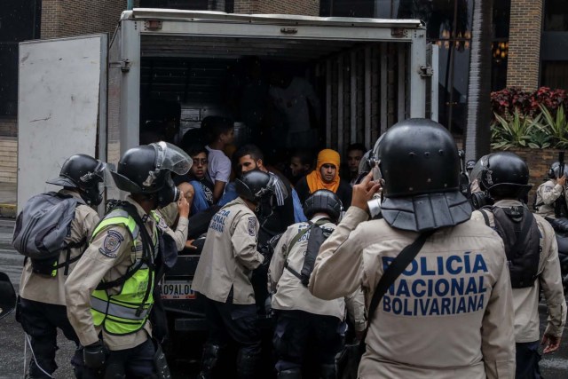 CAR124. CARACAS (VENEZUELA), 29/06/2017.- Agentes de la Policía Nacional Bolivariana detienen a manifestantes durante una marcha hacia la sede del Poder Electoral hoy, jueves 29 de junio de 2017, en Caracas (Venezuela). Diputados de la oposición venezolana denunciaron hoy que las fuerzas del orden reprimieron con perdigones y bombas lacrimógenas una marcha ciudadana a la sede del Poder Electoral para mostrar su rechazo al proceso constituyente activado por el Gobierno para elaborar una nueva Carta Magna. EFE/Miguel Gutiérrez