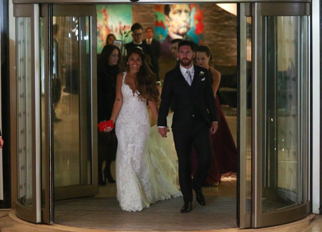 BAS080. ROSARIO (ARGENTINA), 30/06/2017.- El jugador argentino Lionel Messi (i) y su esposa, Antonella Rocuzzo, tras casarse hoy, viernes 30 de junio de 2017, en Rosario (Argentina). EFE/David Fernández