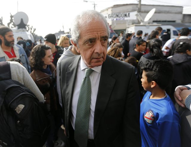 BAS110. AVELLANEDA (ARGENTINA), 01/08/2014.- El presidente del Club Atlético River Plate, Rodolfo Raúl D'Onofrio, asiste al funeral del presidente de la Asociación del Fútbol Argentino (AFA) y vicepresidente senior de la FIFA, Julio Grondona, hoy, viernes 1 de agosto de 2014, en Avellaneda (Argentina). Grondona falleció el miércoles a los 82 años en una clínica de Buenos Aires, víctima de un aneurisma en la arteria aorta que le provoco un paro cardiorrespiratorio. EFE/Daniel Jayo