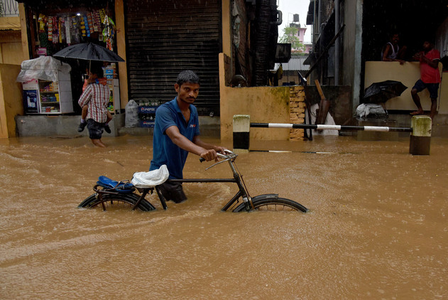 De acuerdo con el Departamento Meteorológico de la India, las precipitaciones son producto de la llegada del monzón del suroeste desde las costas del sur hasta la frontera norte. En la ciudad de Guwahati (Assam), se registraron más de 13.000 damnificados.