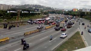 Inicia “trancazo” en la autopista Francisco Fajardo #26Jun
