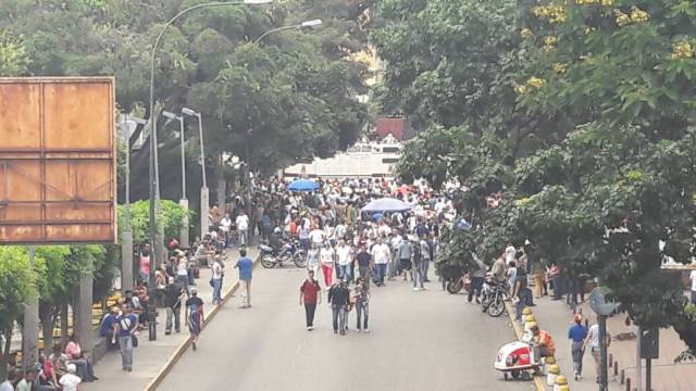 Manifestantes de oposición se concentran en las afueras de VTV Foto: Eduaro Ríos - La Patilla