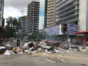 Avenida Francisco de Miranda a la altura de Altamira cerrada por escombros #29Jun