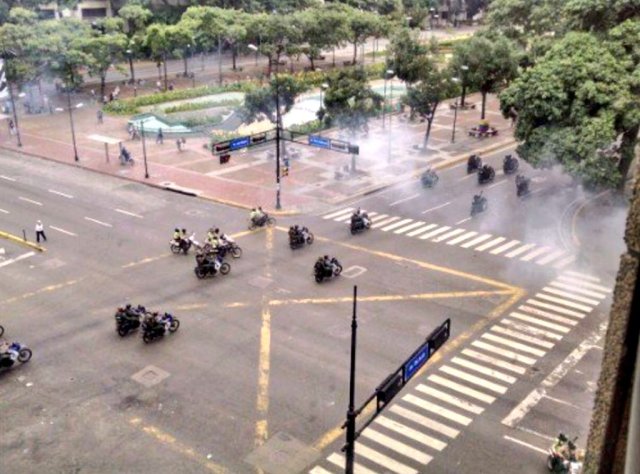 Funcionarios de la PNB disparando lacrimógenas contra transeúntes / Foto: Carlos Paparoni