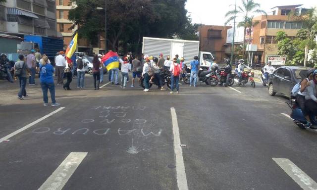 Manifestantes se concentran en Altamira a la Altura de la Torre Británica / Foto: Régulo Gómez - La Patilla