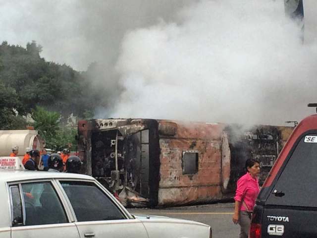 Efectivos apagan fuego a autobús en Altamira / Foto: Gabriela Gómez - La Patilla