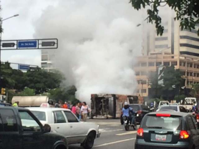 Efectivos apagan fuego a autobús en Altamira / Foto: Gabriela Gómez - La Patilla