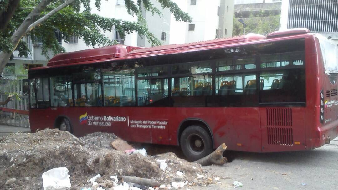 Denuncian que unidad de Metrobús fue abandonada en barricada de Lomas del Ávila #24Jun
