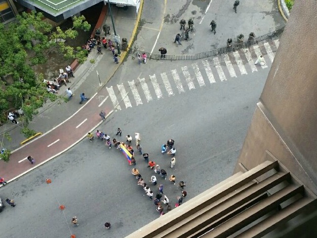 Trancazo en los alrededores del CNE en Caracas #23Jun (fotos y video)