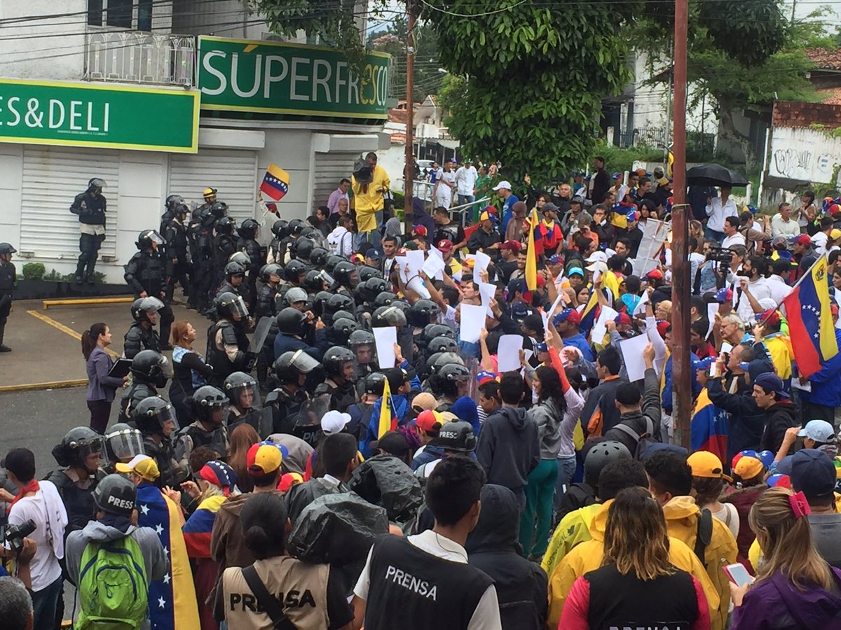 Manifestantes en Táchira llegaron al CNE pese piquete de la GNB #7Jun
