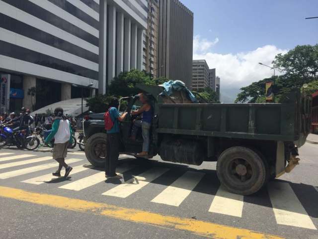 Manifestantes cierran con camiones la avenida Francisco de Miranda en Altamira / Fotos Régulo Gómez