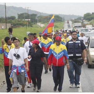 ¡Guaros! Estudiantes “le echan pierna” desde Barquisimeto hacia Caracas por la libertad (Fotos)