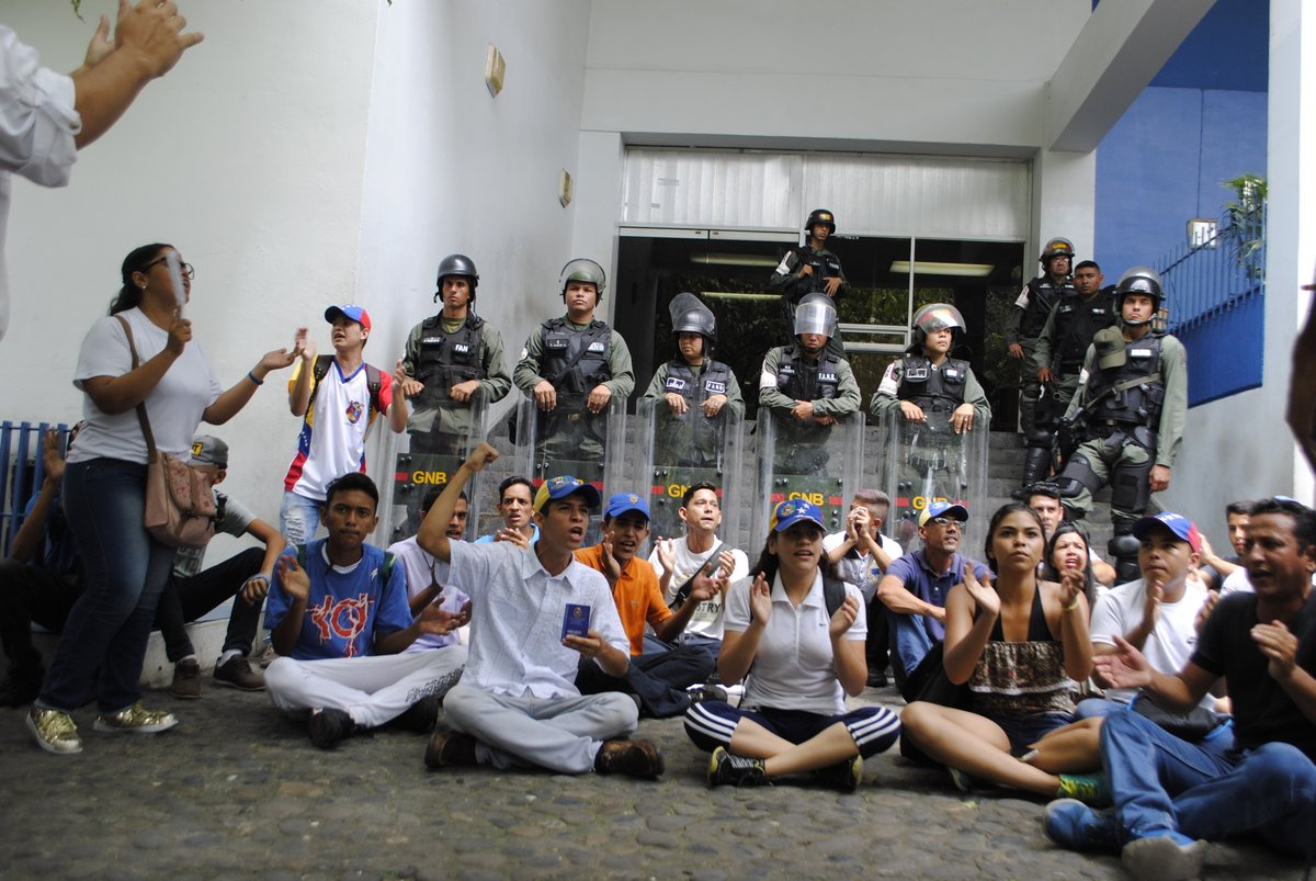 Jóvenes se plantaron frente al Palacio de Justicia en Guanare este #9Jun