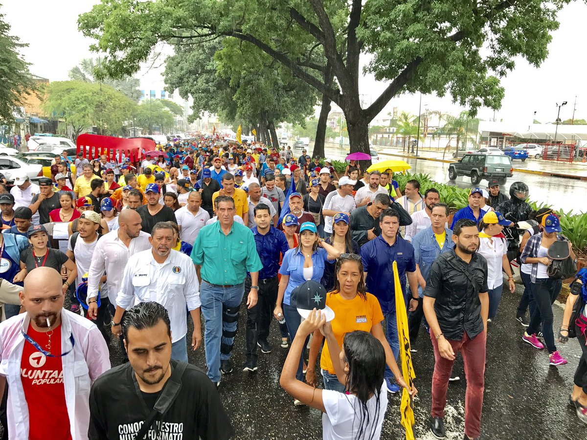 Bajo la lluvia marchan en Carabobo hacia sede regional del CNE #7Jun (Fotos)