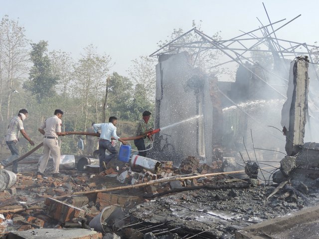 Explosión en una fábrica de fuegos artificiales en India causa 25 muertos