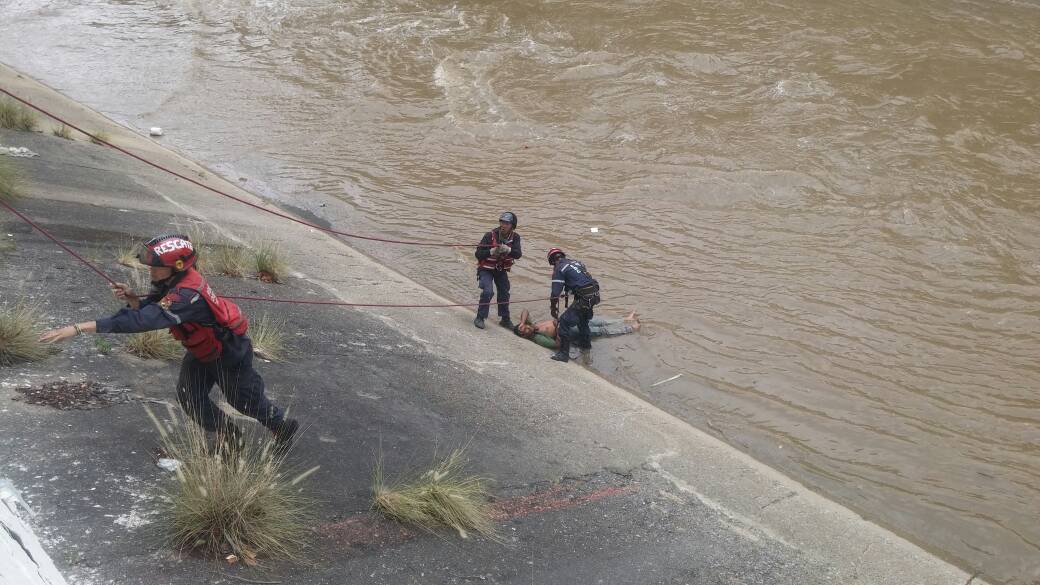 Rescatan a hombre que cayó al río Guaire #13Jun (Fotos)