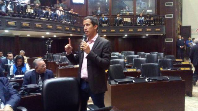 El diputado Guaidó hizo un punto de información respecto a la brutal represión en Vargas que se prolongó hasta la 01:30 am de este martes. Foto: @AsambleaVE 