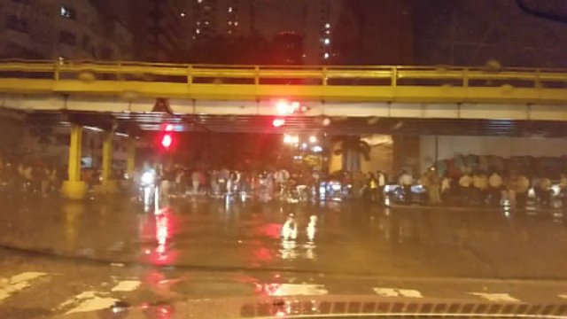 Ni la lluvia detuvo a los vecinos de La Candelaria y a estudiantes de las universidades adyacentes para que se unieran a la protesta. Foto: @Gemj1879 