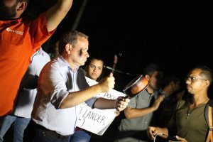 Realizaron cacerolazo frente a residencia de Arias Cárdenas (Video)