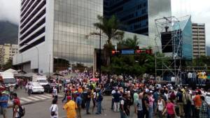 Inicia concentración en Parque Cristal, punto de llegada de marcha opositora #17Jun