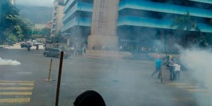 PNB reprime con bombas lacrimógenas a manifestantes en La Candelaria #19Jun (Fotos)