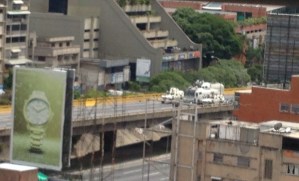 Tanquetas de la GNB bloquean tránsito en la Fajardo a la altura de Bello Monte #19Jun (Video)