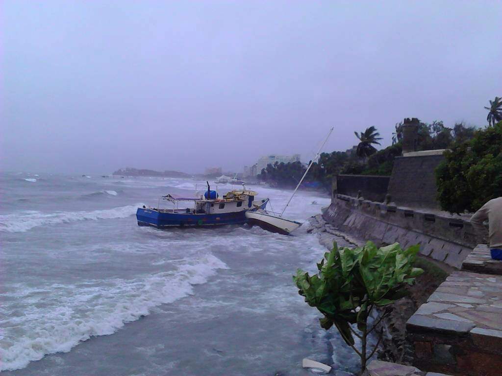En fotos: Embarcaciones chocaron contra el Castillo de Pampatar por paso de Bret