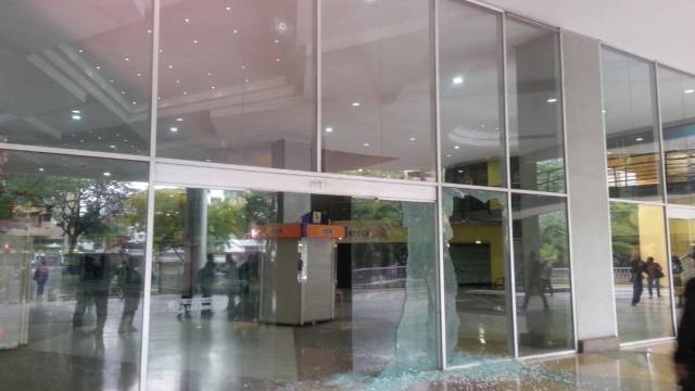 Los destrozos que causó la GNB y Poliaragua en el centro comercial Las Américas. Foto: @KenjiMillan