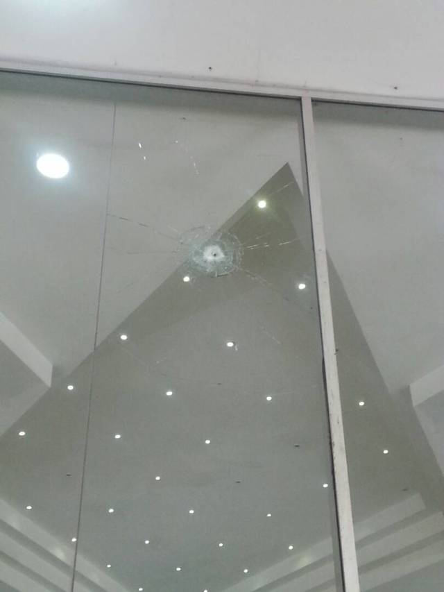 Los destrozos que causó la GNB y Poliaragua en el centro comercial Las Américas. Foto: @KenjiMillan