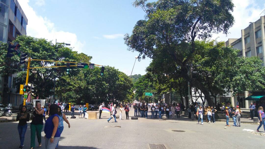 El trancazo también se lleva a cabo en avenida principal de Las Mercedes #26Jun