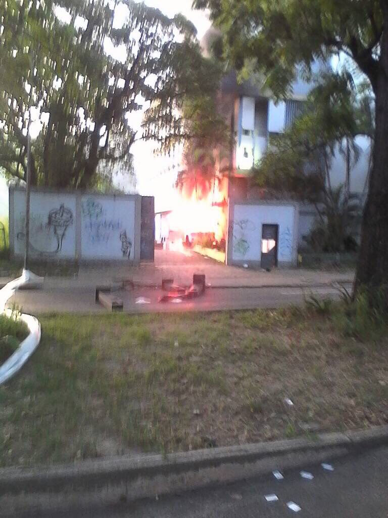 Reportan incendio en la sede de Cantv en Maracay este #26Jun