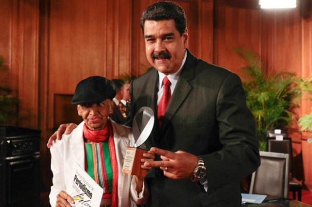 Nicolás Maduro condecorando a periodistas chavistas / Foto: @PresidencialVen
