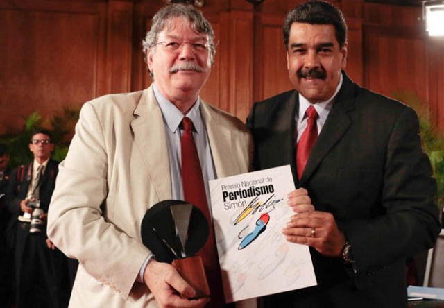 Nicolás Maduro condecorando a periodistas chavistas / Foto: @PresidencialVen