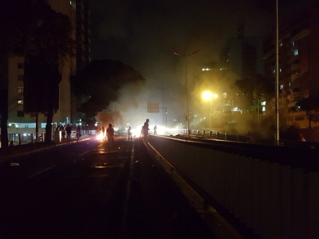 Con barricadas cerraron el paso en la avenida Libertador de Caracas . Foto: @LuisCarlos