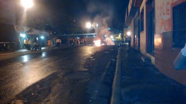 Fuertes disturbios fueron reportados en La Vega. Foto: @yubiriguerrero 