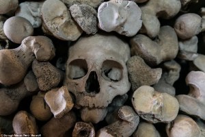 Descubren una estremecedora cripta con más de 2.000 cráneos y huesos humanos