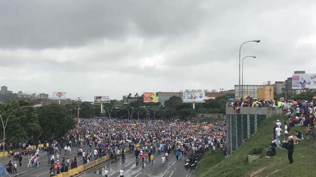 Manifestantes concentrados en la Francisco Fajardo frente a la Carlota / Foto: Gabriela Gómez - La Patilla